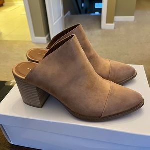 Report Tisha faux leather nude mules size 7.5